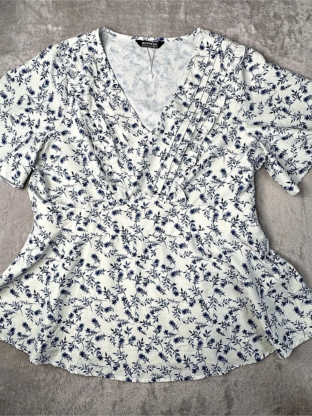BloomChic Floral V-Neck Blouse Blue & White XL NWT